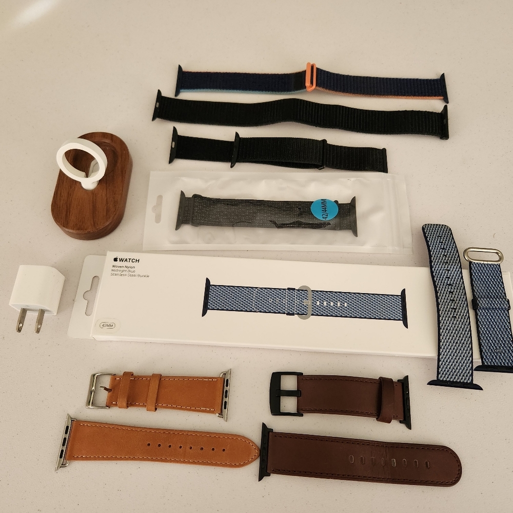 Apple Watch SE (GPS & Cellular) 44mm Bundle